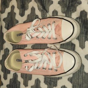 Light pink converse *gently used* see all pictures